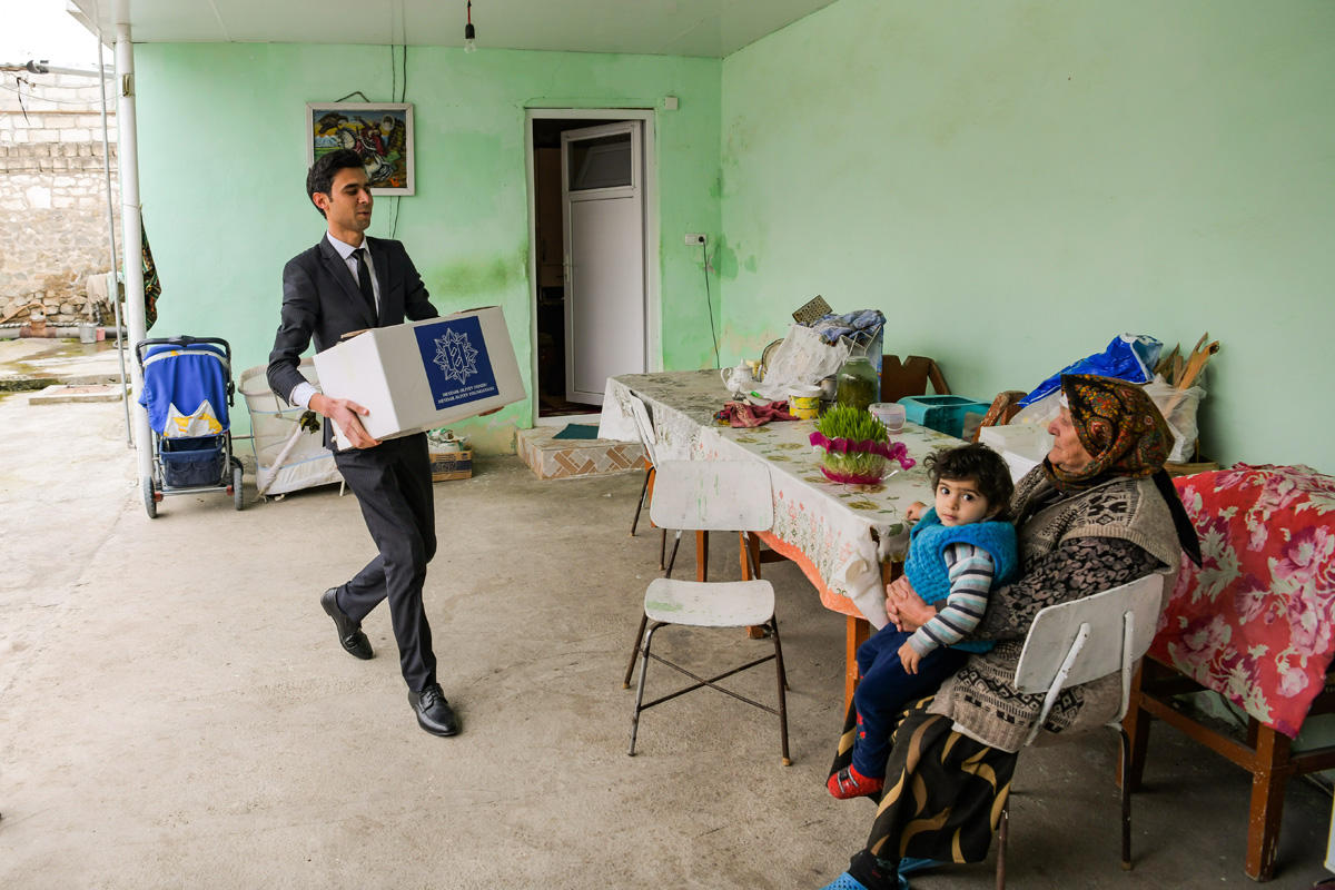 Heydər Əliyev Fondu aztəminatlı ailələrə ənənəvi Novruz sovqatları paylayır (FOTO)
