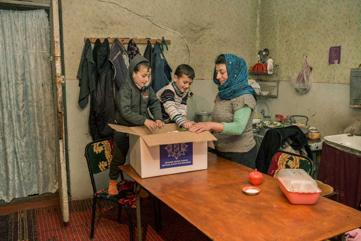 Heydər Əliyev Fondu aztəminatlı ailələrə ənənəvi Novruz sovqatları paylayır (FOTO)