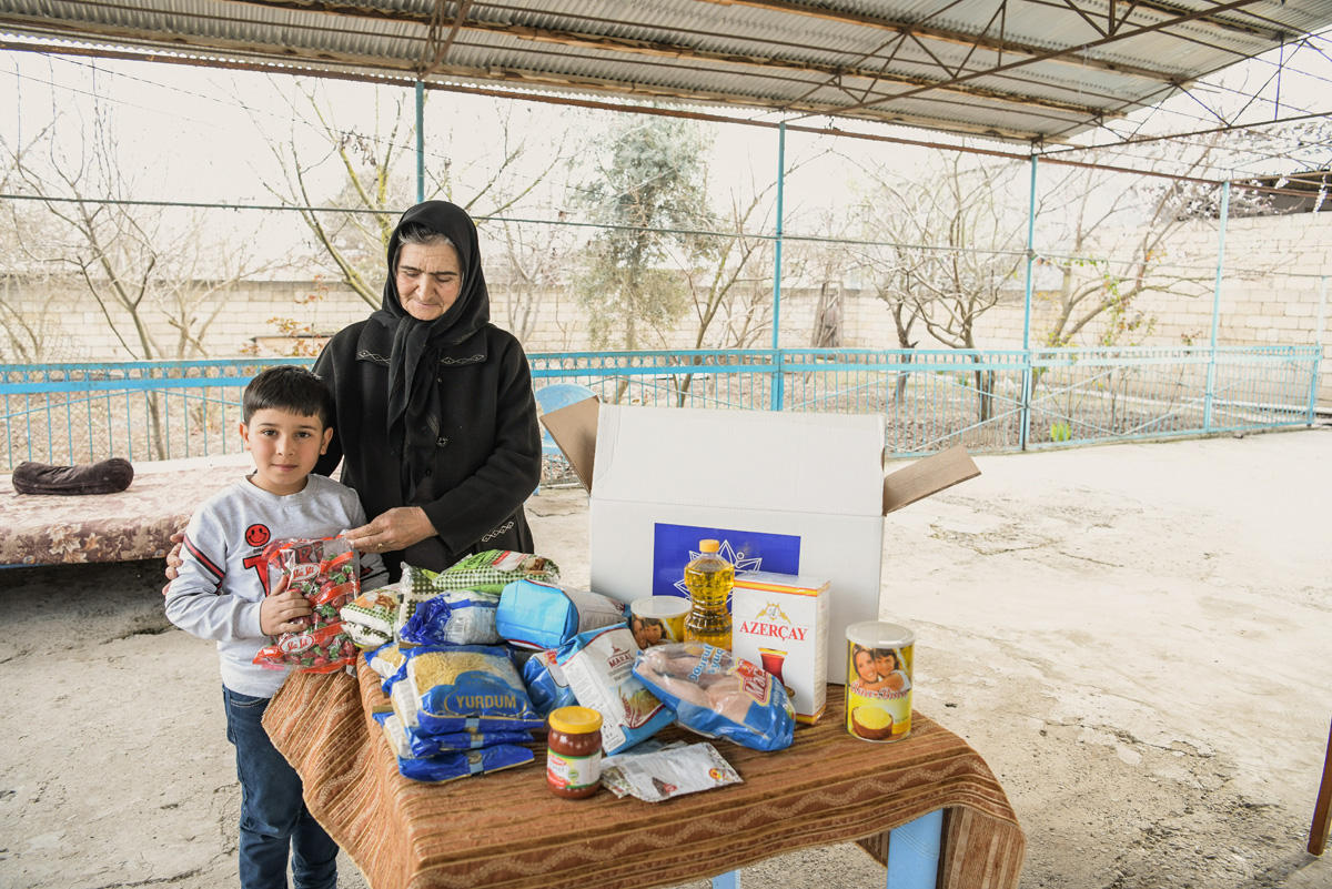 Heydər Əliyev Fondu aztəminatlı ailələrə ənənəvi Novruz sovqatları paylayır (FOTO)