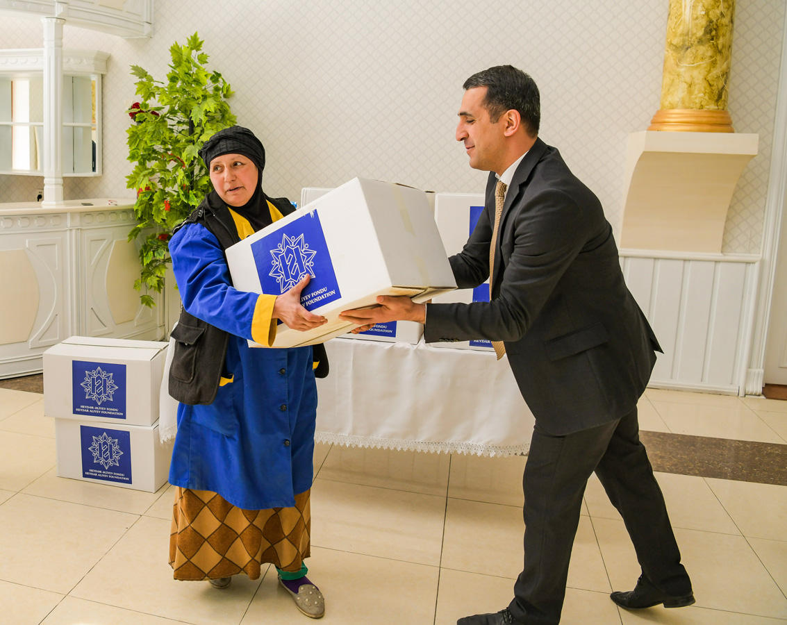 Heydər Əliyev Fondu aztəminatlı ailələrə ənənəvi Novruz sovqatları paylayır (FOTO)