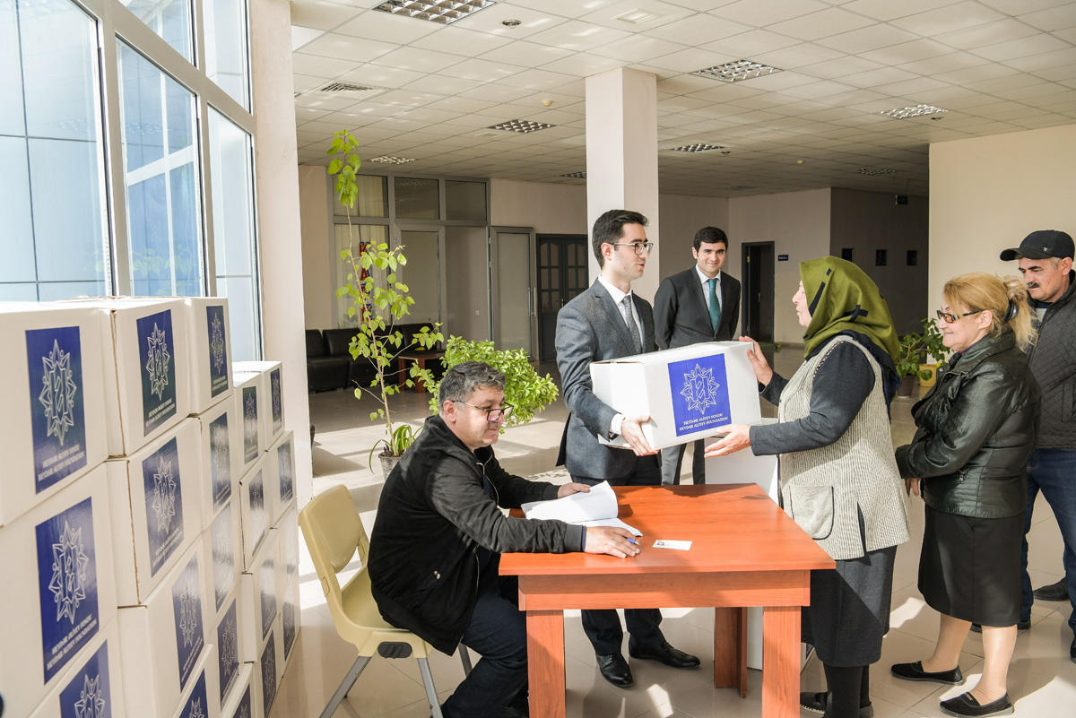 Heydər Əliyev Fondu aztəminatlı ailələrə ənənəvi Novruz sovqatları paylayır (FOTO)