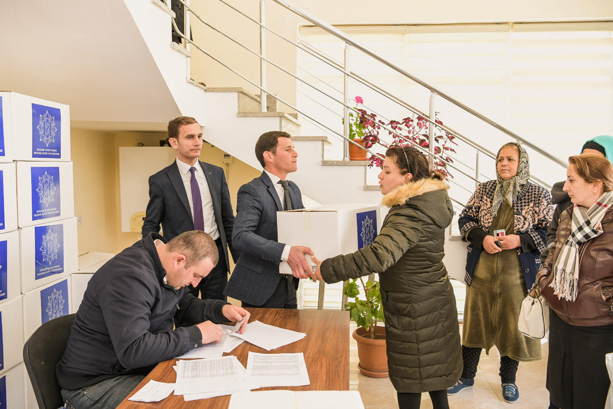 Heydər Əliyev Fondu aztəminatlı ailələrə ənənəvi Novruz sovqatları paylayır (FOTO)