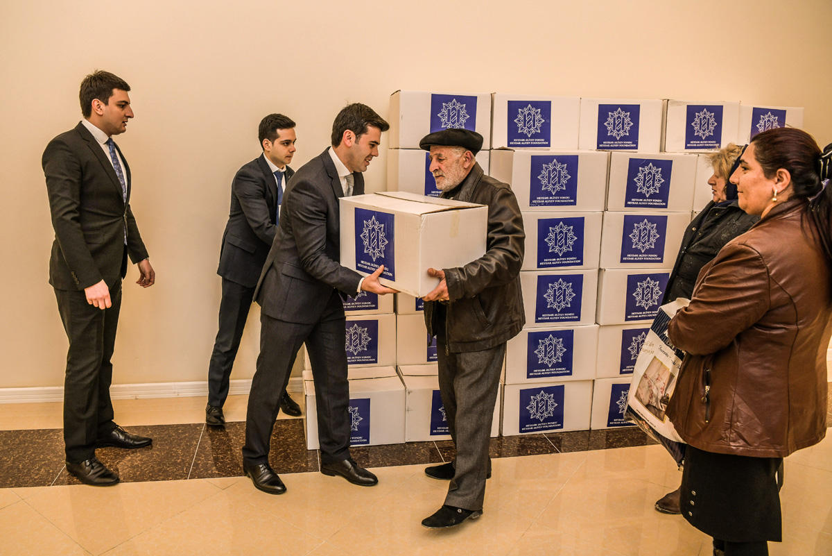 Heydər Əliyev Fondu aztəminatlı ailələrə ənənəvi Novruz sovqatları paylayır (FOTO)