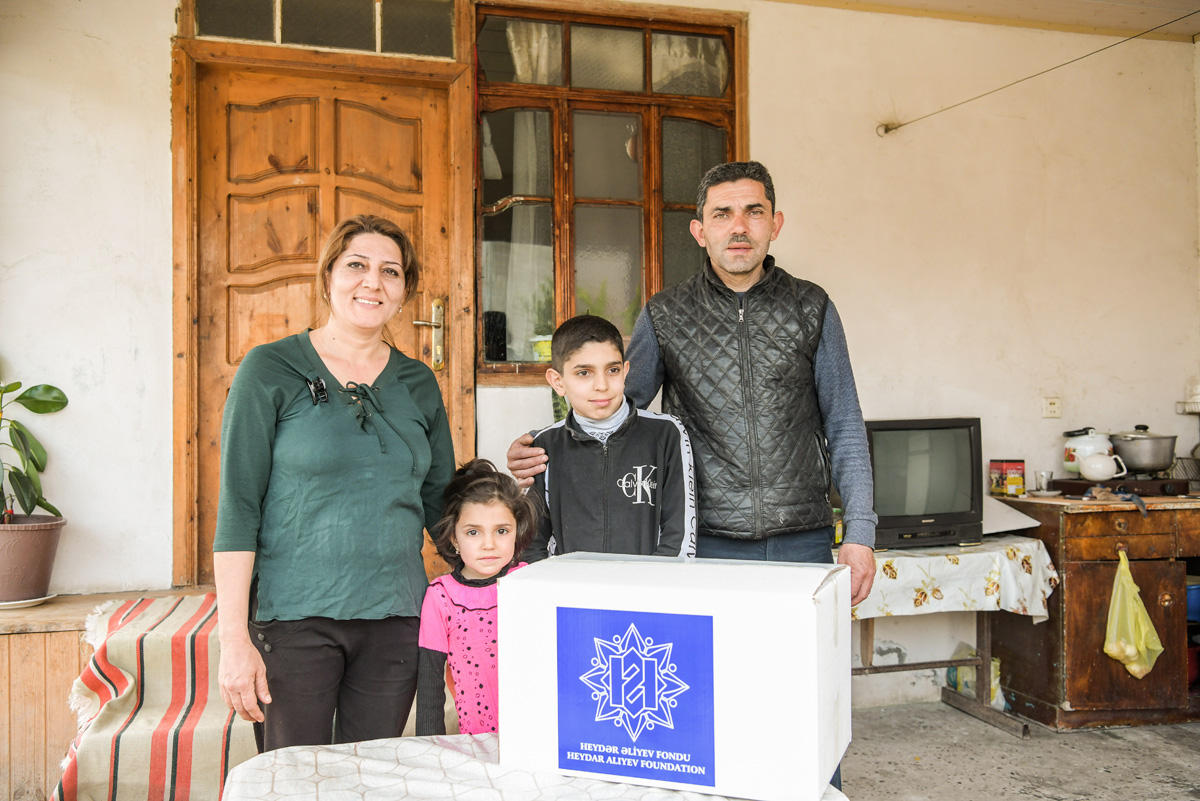 Heydər Əliyev Fondu aztəminatlı ailələrə ənənəvi Novruz sovqatları paylayır (FOTO)
