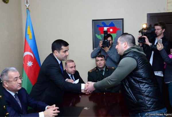 Əfv sərəncamı icra olunan 15 saylı cəzaçəkmə müəssisəsində sevinənlər... (FOTO)