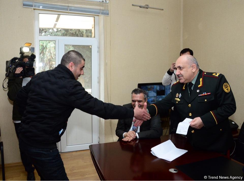 Əfv sərəncamı icra olunan 15 saylı cəzaçəkmə müəssisəsində sevinənlər... (FOTO)