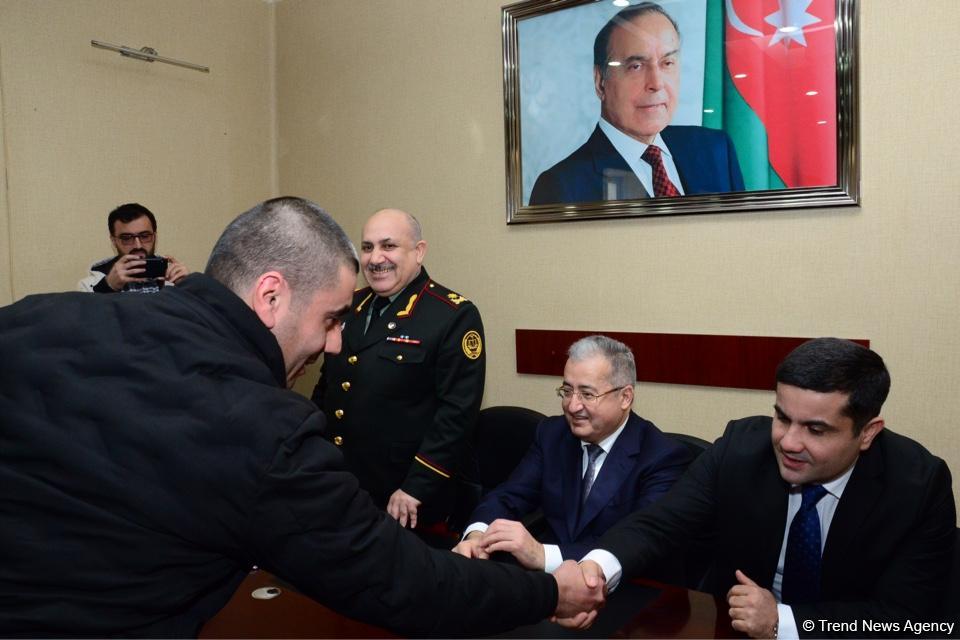 Əfv sərəncamı icra olunan 15 saylı cəzaçəkmə müəssisəsində sevinənlər... (FOTO)