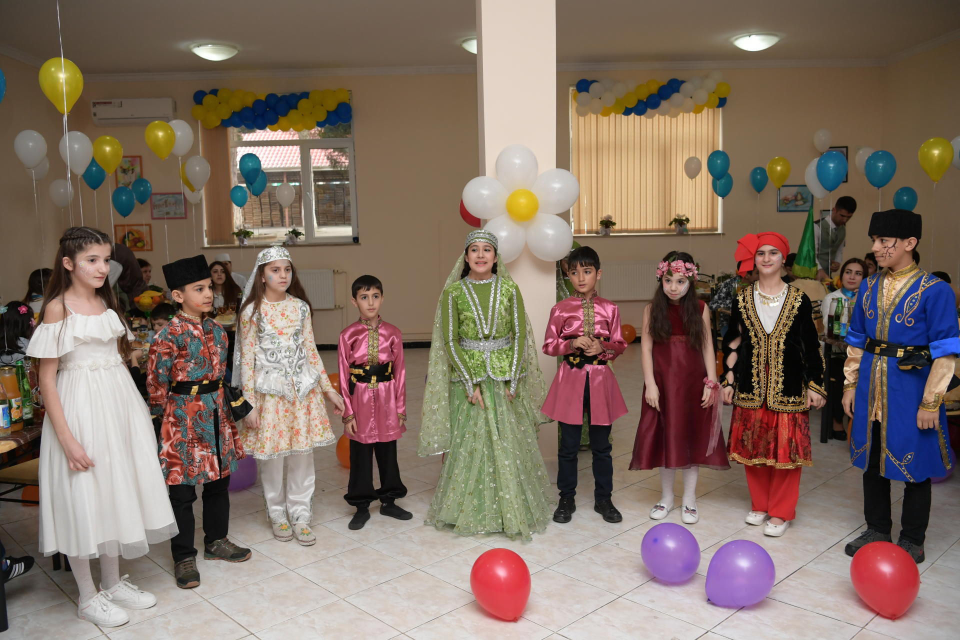 Heydər Əliyev Fondunun təşəbbüsü ilə kimsəsiz və xüsusi qayğıya ehtiyacı olan uşaqlar üçün Novruz şənlikləri keçirilib (FOTO)