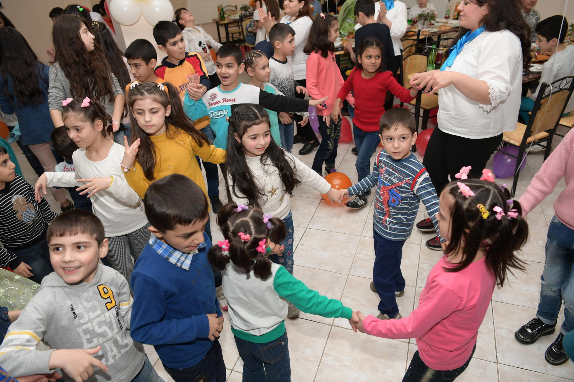 Heydər Əliyev Fondunun təşəbbüsü ilə kimsəsiz və xüsusi qayğıya ehtiyacı olan uşaqlar üçün Novruz şənlikləri keçirilib (FOTO)