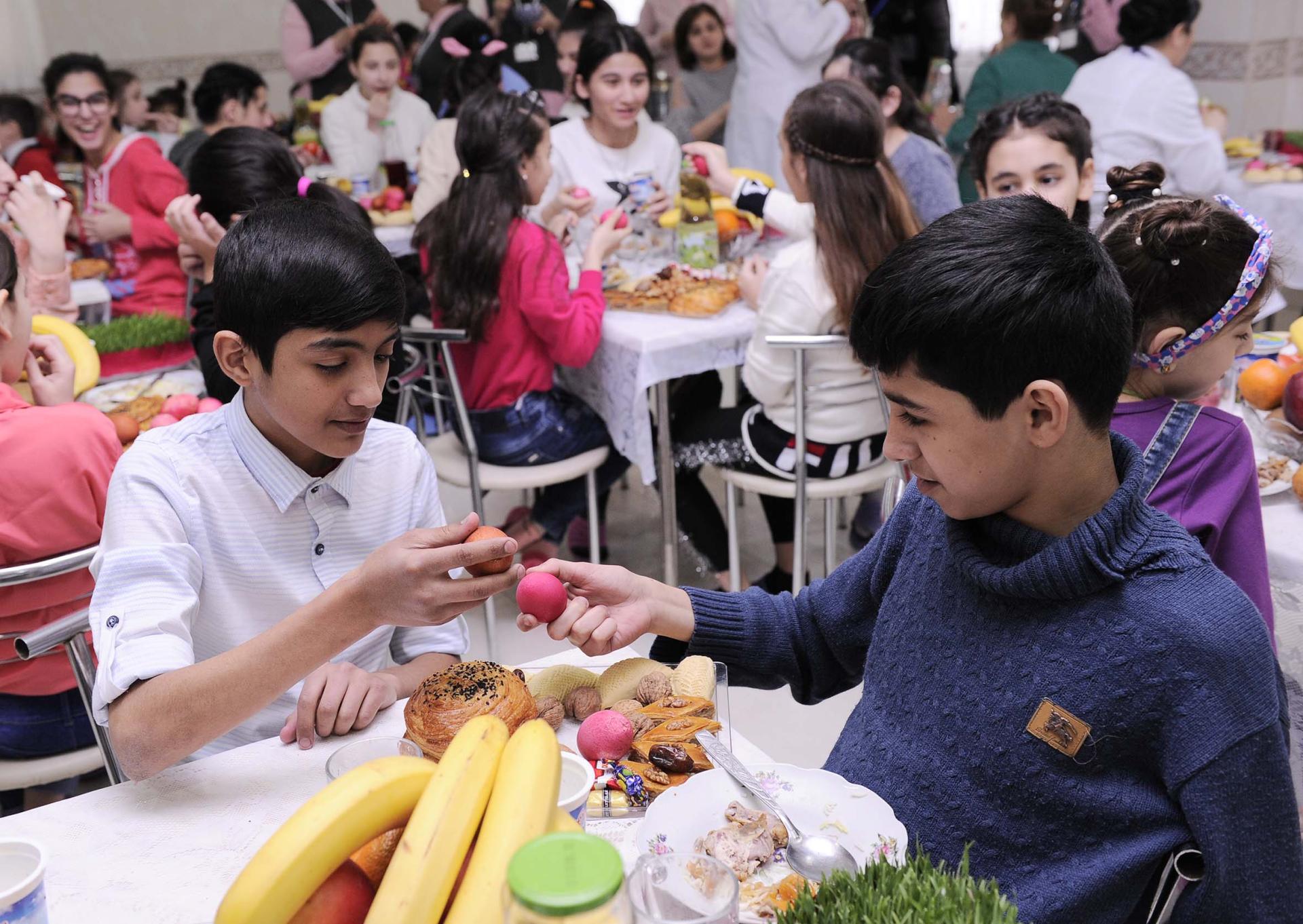 Heydər Əliyev Fondunun təşəbbüsü ilə kimsəsiz və xüsusi qayğıya ehtiyacı olan uşaqlar üçün Novruz şənlikləri keçirilib (FOTO)