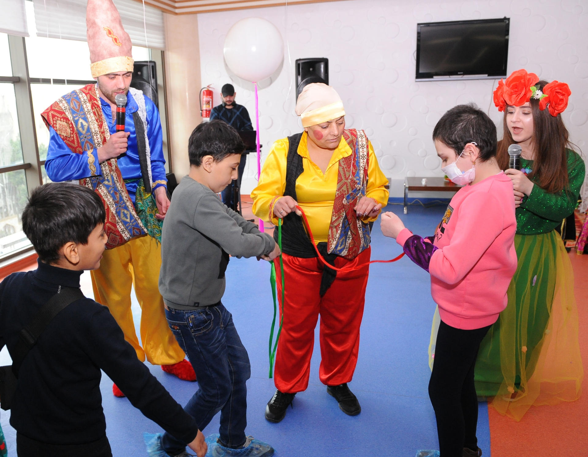 Heydər Əliyev Fondunun təşəbbüsü ilə kimsəsiz və xüsusi qayğıya ehtiyacı olan uşaqlar üçün Novruz şənlikləri keçirilib (FOTO)