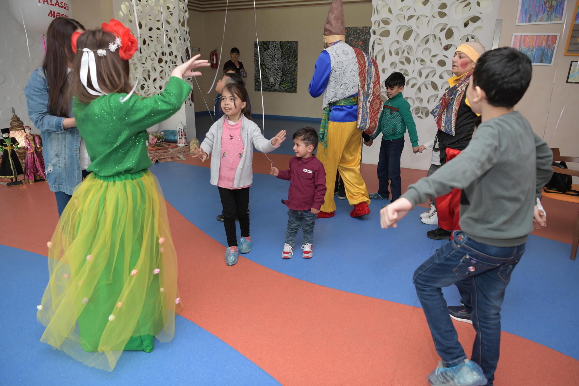 Heydər Əliyev Fondunun təşəbbüsü ilə kimsəsiz və xüsusi qayğıya ehtiyacı olan uşaqlar üçün Novruz şənlikləri keçirilib (FOTO)