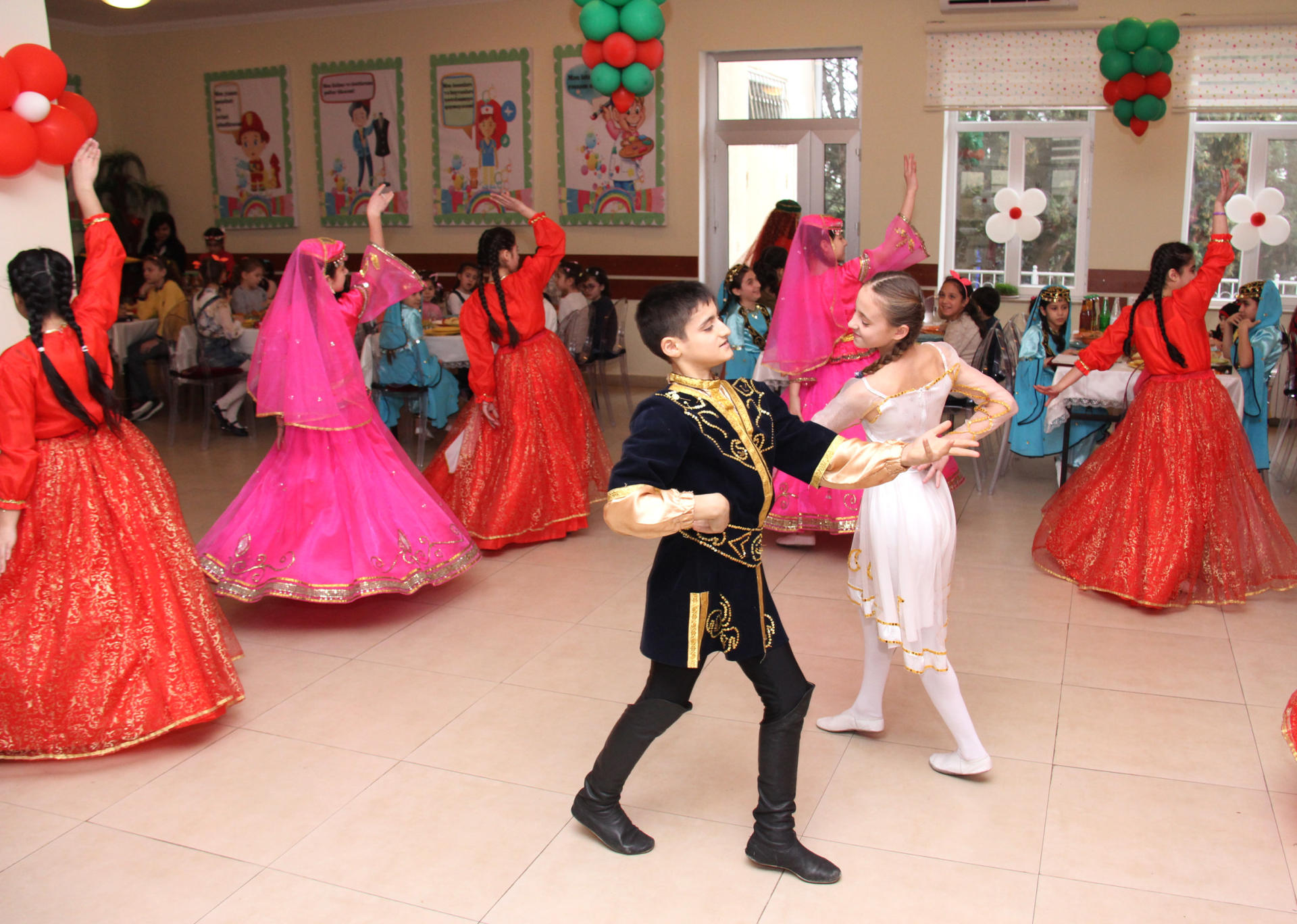 Heydər Əliyev Fondunun təşəbbüsü ilə kimsəsiz və xüsusi qayğıya ehtiyacı olan uşaqlar üçün Novruz şənlikləri keçirilib (FOTO)