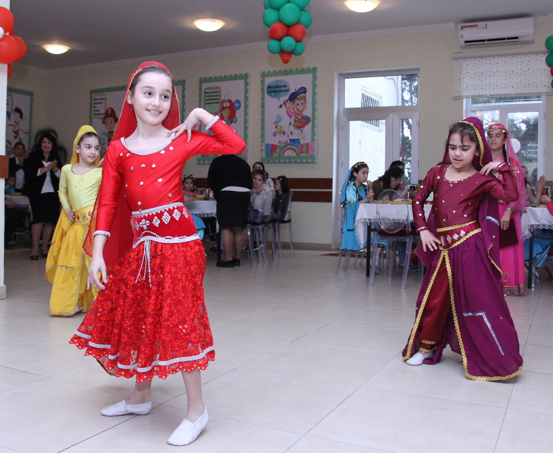 Heydər Əliyev Fondunun təşəbbüsü ilə kimsəsiz və xüsusi qayğıya ehtiyacı olan uşaqlar üçün Novruz şənlikləri keçirilib (FOTO)
