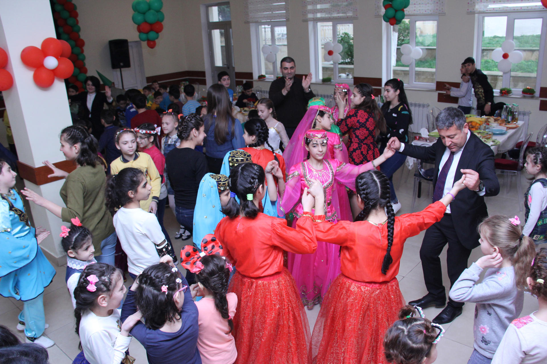 Heydər Əliyev Fondunun təşəbbüsü ilə kimsəsiz və xüsusi qayğıya ehtiyacı olan uşaqlar üçün Novruz şənlikləri keçirilib (FOTO)