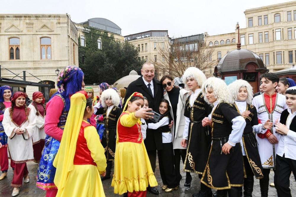 Prezident İlham Əliyev və birinci xanım Mehriban Əliyeva Novruz bayramı münasibətilə ümumxalq şənliyində iştirak ediblər (YENİLƏNİB-3) (FOTO)