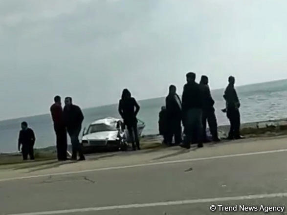 Bakı-Ələt yolunda "Mercedes" aşdı, bir ailənin 4 üzvü xəsarət aldı (VİDEO)