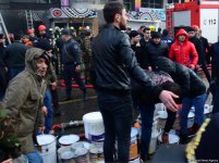 Bakıda ticarət mərkəzində yanğın davam edir (FOTO/VİDEO)