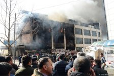 Bakıda ticarət mərkəzində yanğın davam edir (FOTO/VİDEO)