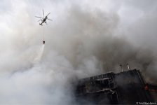 Bakıda ticarət mərkəzində yanğın davam edir (FOTO/VİDEO)