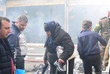 Bakıda ticarət mərkəzində yanğın davam edir (FOTO/VİDEO)