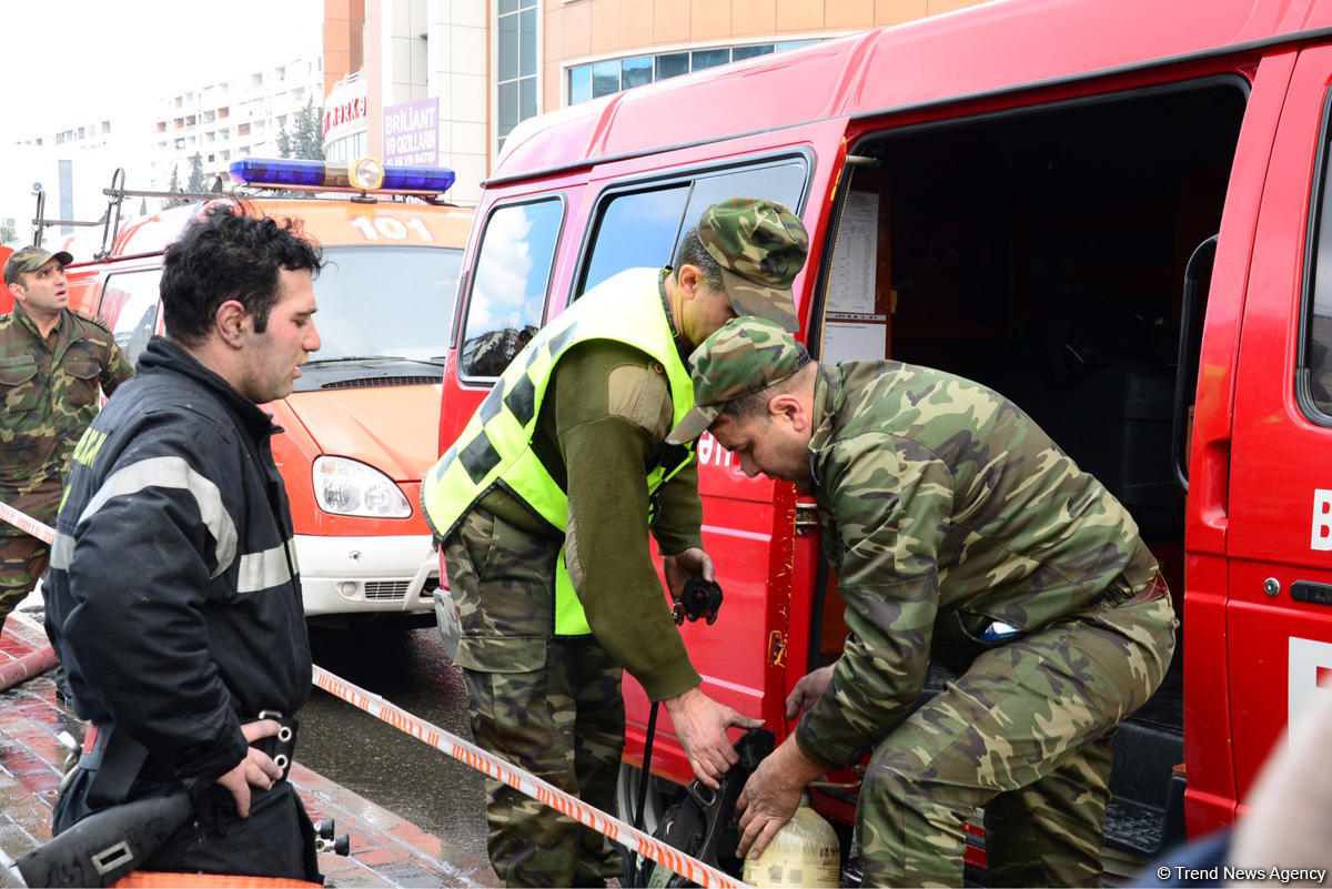 Bakıda ticarət mərkəzində yanğın davam edir (FOTO/VİDEO)