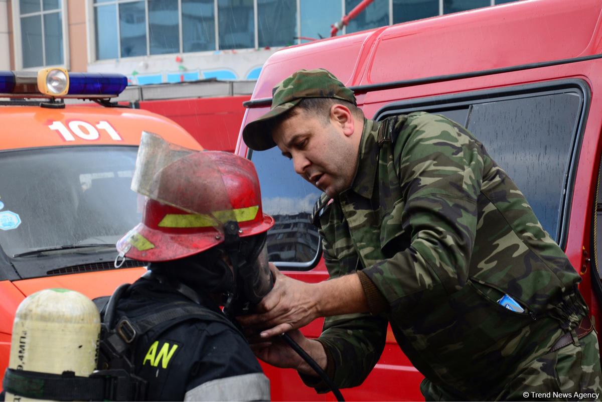 Bakıda ticarət mərkəzində yanğın davam edir (FOTO/VİDEO)