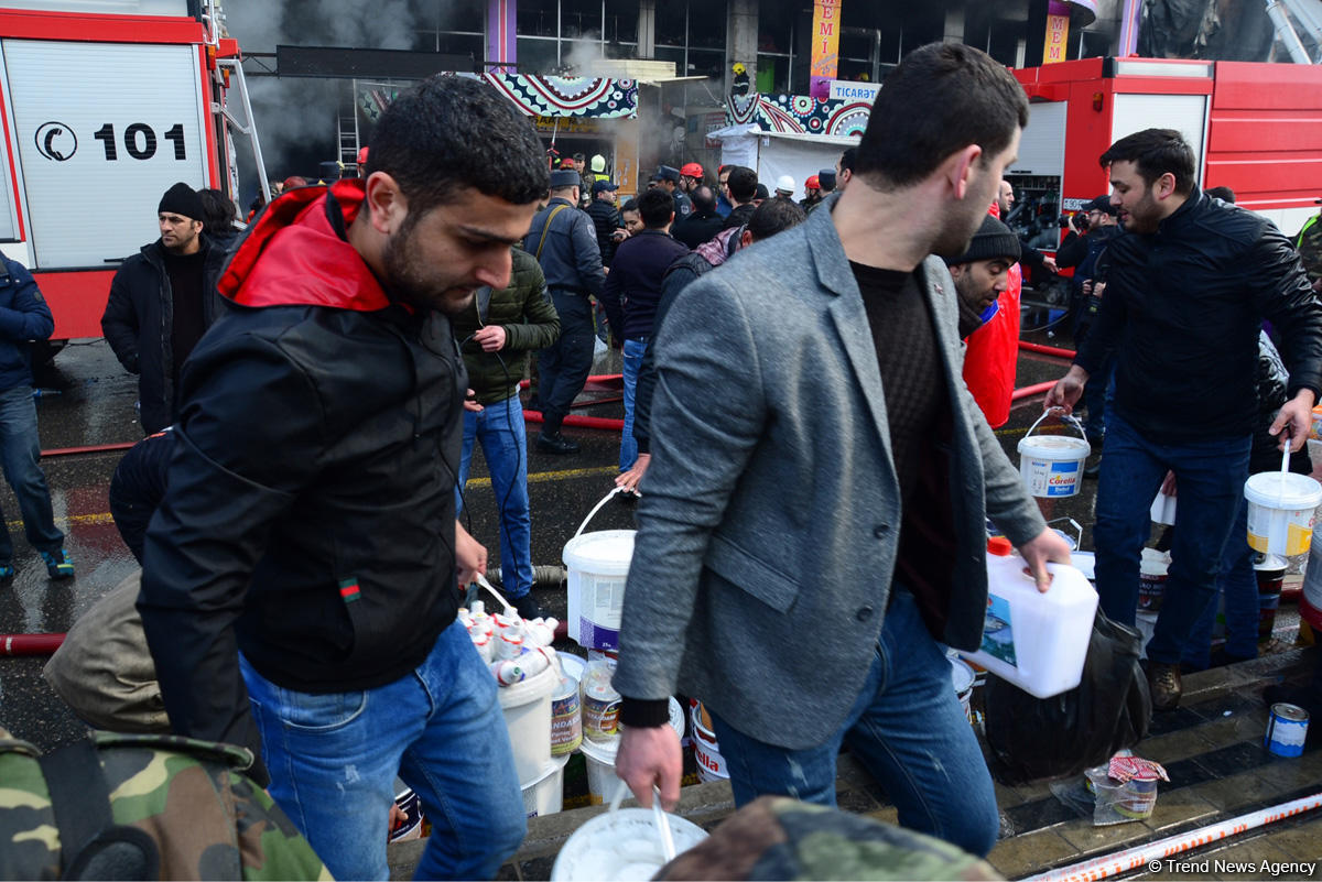 Bakıda ticarət mərkəzində yanğın davam edir (FOTO/VİDEO)