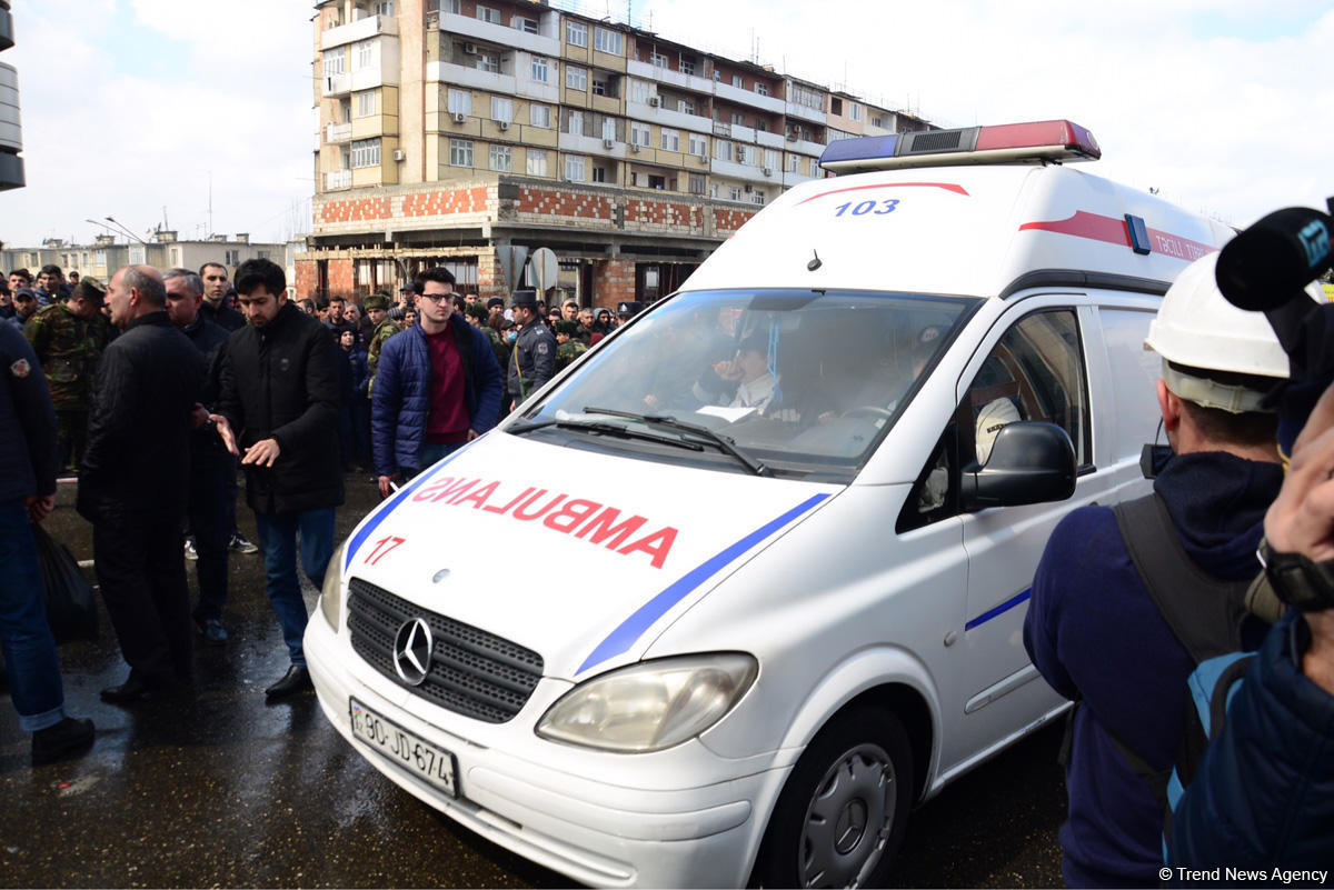 Bakıda ticarət mərkəzində yanğın davam edir (FOTO/VİDEO)