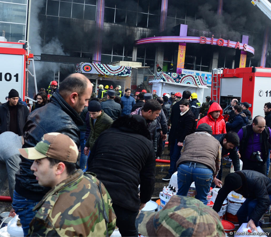 Bakıda ticarət mərkəzində yanğın davam edir (FOTO/VİDEO)