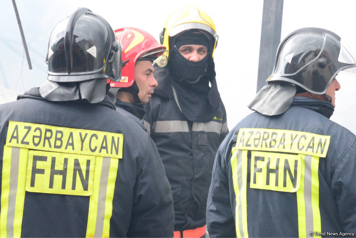 Bakıda ticarət mərkəzində yanğın davam edir (FOTO/VİDEO)