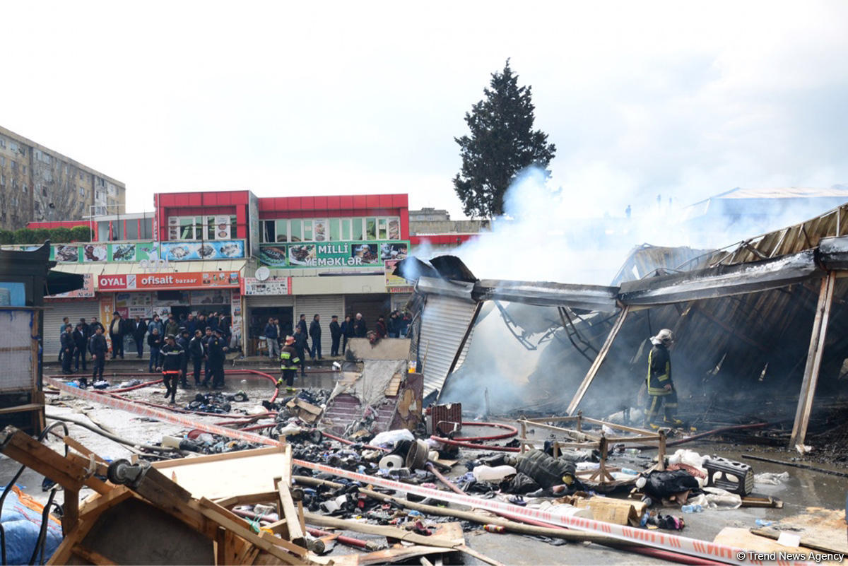 Bakıda ticarət mərkəzində yanğın davam edir (FOTO/VİDEO)