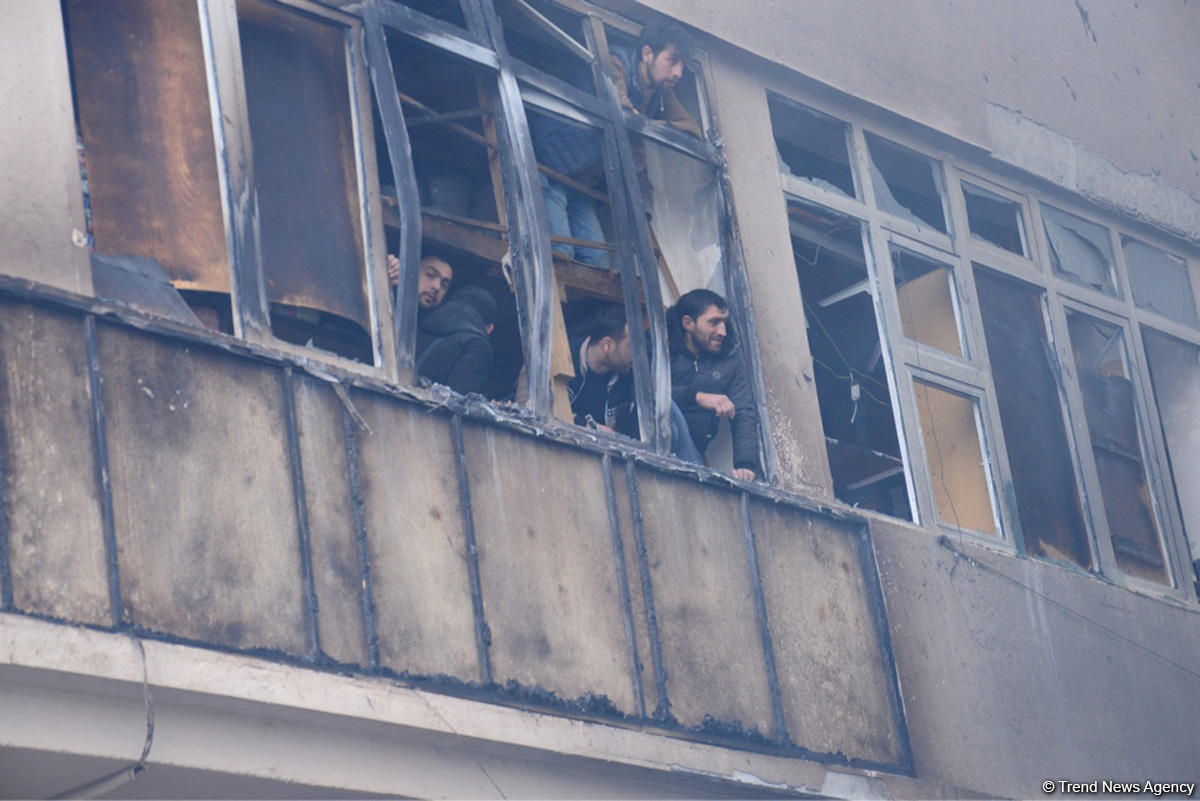 Bakıda ticarət mərkəzində yanğın davam edir (FOTO/VİDEO)