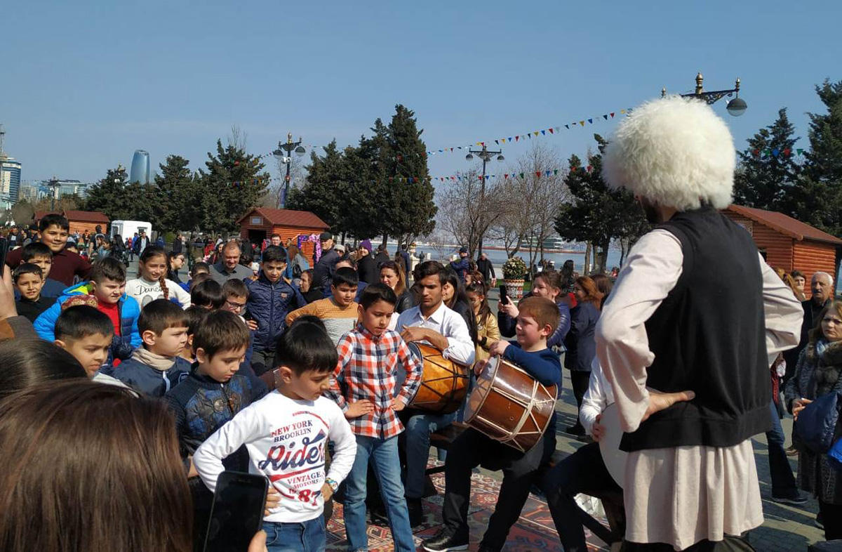 Bulvarda “Bahar nağılı” (FOTO)