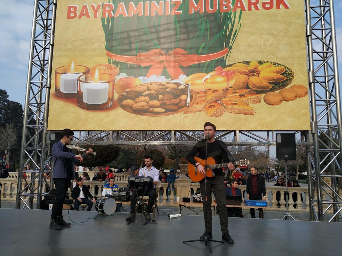Bulvarda “Bahar nağılı” (FOTO)