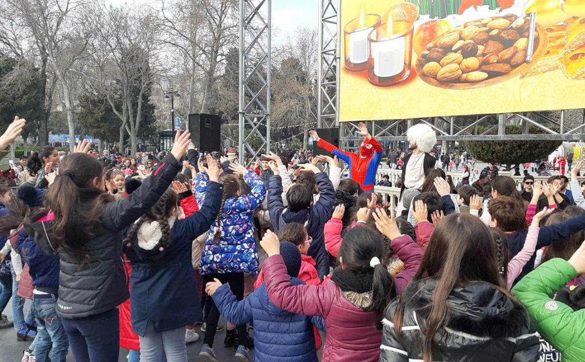 Bulvarda “Bahar nağılı” (FOTO)