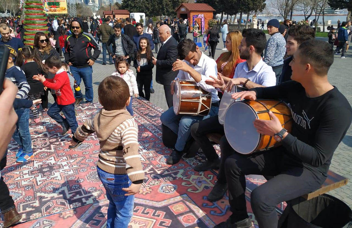 Bulvarda “Bahar nağılı” (FOTO)