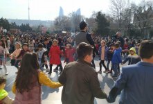 Bulvarda “Bahar nağılı” (FOTO)