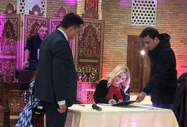 Gülnarə Xəlilova beynəlxalq milli geyim dizaynerləri assosiasiyasının yaradılması haqqında memorandum imzalayıb (FOTO)