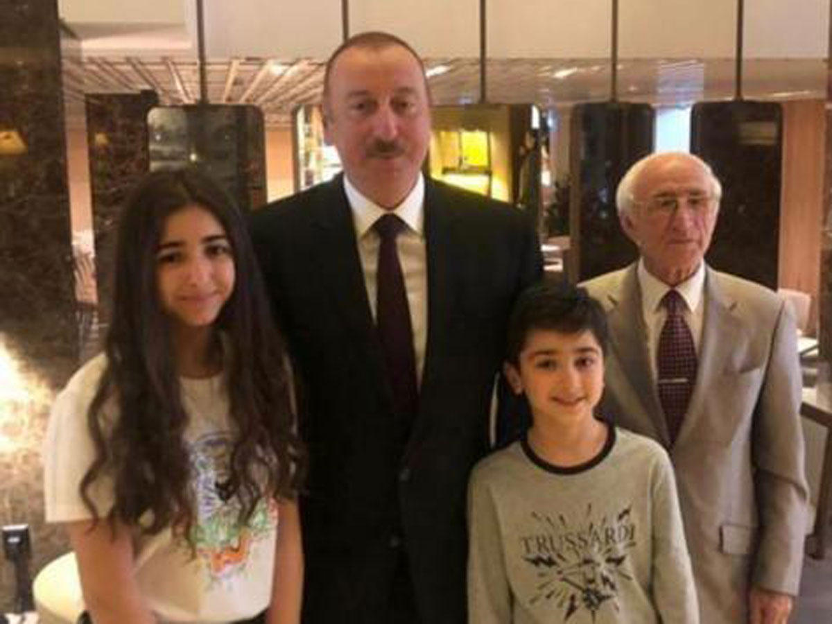 Həmvətənlərimiz Vyanada Prezident İlham Əliyevlə şəkil çəkdiriblər