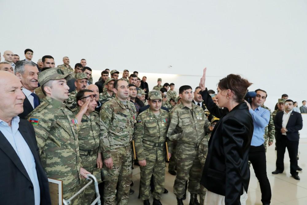 Birinci vitse-prezident Mehriban Əliyeva Heydər Əliyev Fondu tərəfindən yüksək texnologiyalı protezlərlə təmin olunan hərbçilərlə görüşüb (FOTO) (YENİLƏNİB)