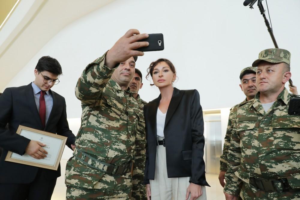 Birinci vitse-prezident Mehriban Əliyeva Heydər Əliyev Fondu tərəfindən yüksək texnologiyalı protezlərlə təmin olunan hərbçilərlə görüşüb (FOTO) (YENİLƏNİB)
