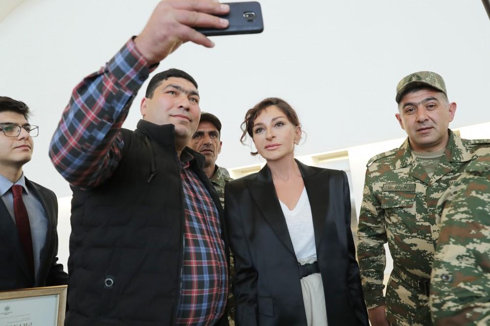 Birinci vitse-prezident Mehriban Əliyeva Heydər Əliyev Fondu tərəfindən yüksək texnologiyalı protezlərlə təmin olunan hərbçilərlə görüşüb (FOTO) (YENİLƏNİB)