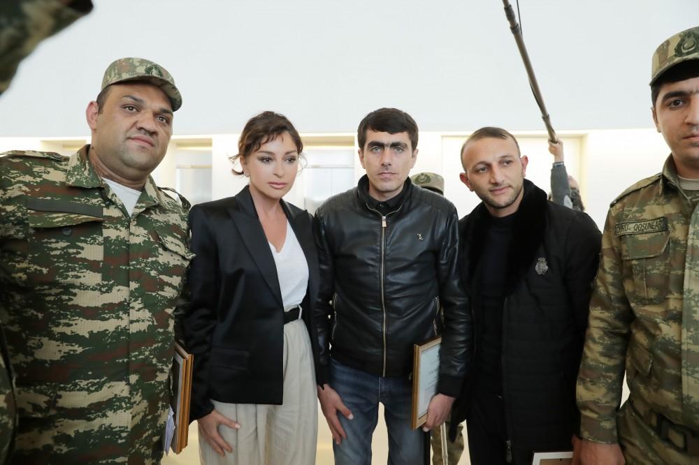 Birinci vitse-prezident Mehriban Əliyeva Heydər Əliyev Fondu tərəfindən yüksək texnologiyalı protezlərlə təmin olunan hərbçilərlə görüşüb (FOTO) (YENİLƏNİB)