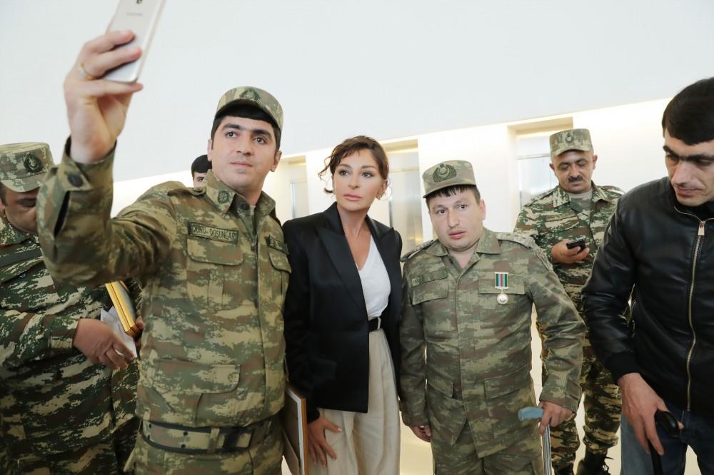 Birinci vitse-prezident Mehriban Əliyeva Heydər Əliyev Fondu tərəfindən yüksək texnologiyalı protezlərlə təmin olunan hərbçilərlə görüşüb (FOTO) (YENİLƏNİB)