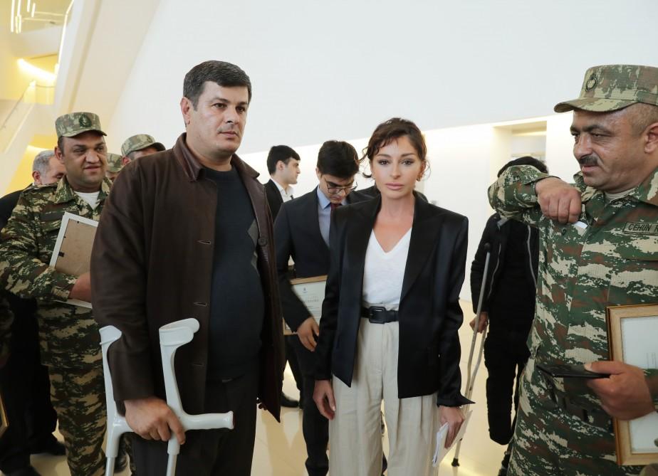 Birinci vitse-prezident Mehriban Əliyeva Heydər Əliyev Fondu tərəfindən yüksək texnologiyalı protezlərlə təmin olunan hərbçilərlə görüşüb (FOTO) (YENİLƏNİB)