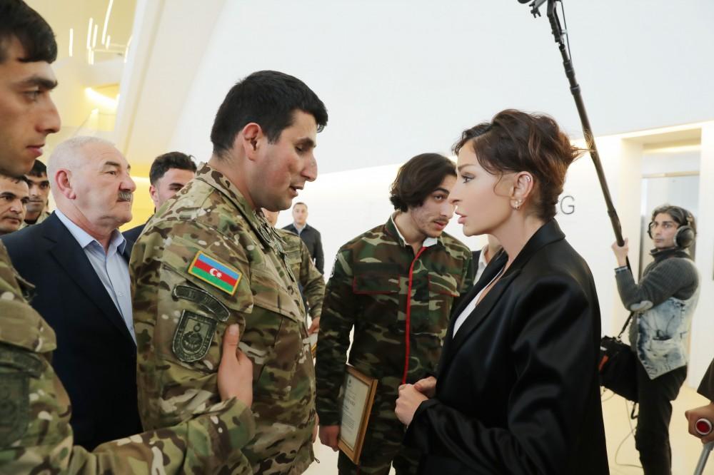 Birinci vitse-prezident Mehriban Əliyeva Heydər Əliyev Fondu tərəfindən yüksək texnologiyalı protezlərlə təmin olunan hərbçilərlə görüşüb (FOTO) (YENİLƏNİB)