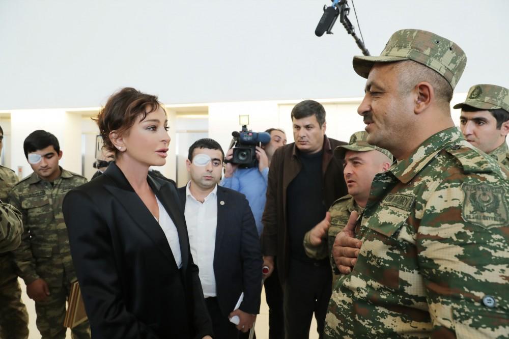 Birinci vitse-prezident Mehriban Əliyeva Heydər Əliyev Fondu tərəfindən yüksək texnologiyalı protezlərlə təmin olunan hərbçilərlə görüşüb (FOTO) (YENİLƏNİB)