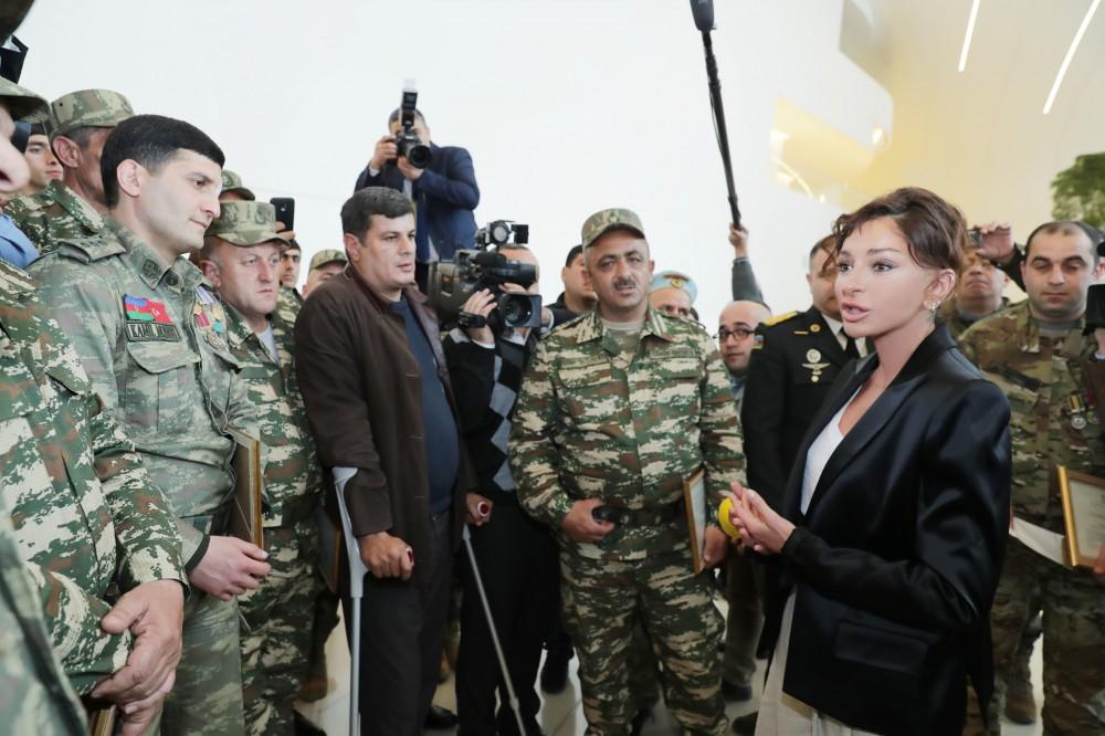 Birinci vitse-prezident Mehriban Əliyeva Heydər Əliyev Fondu tərəfindən yüksək texnologiyalı protezlərlə təmin olunan hərbçilərlə görüşüb (FOTO) (YENİLƏNİB)