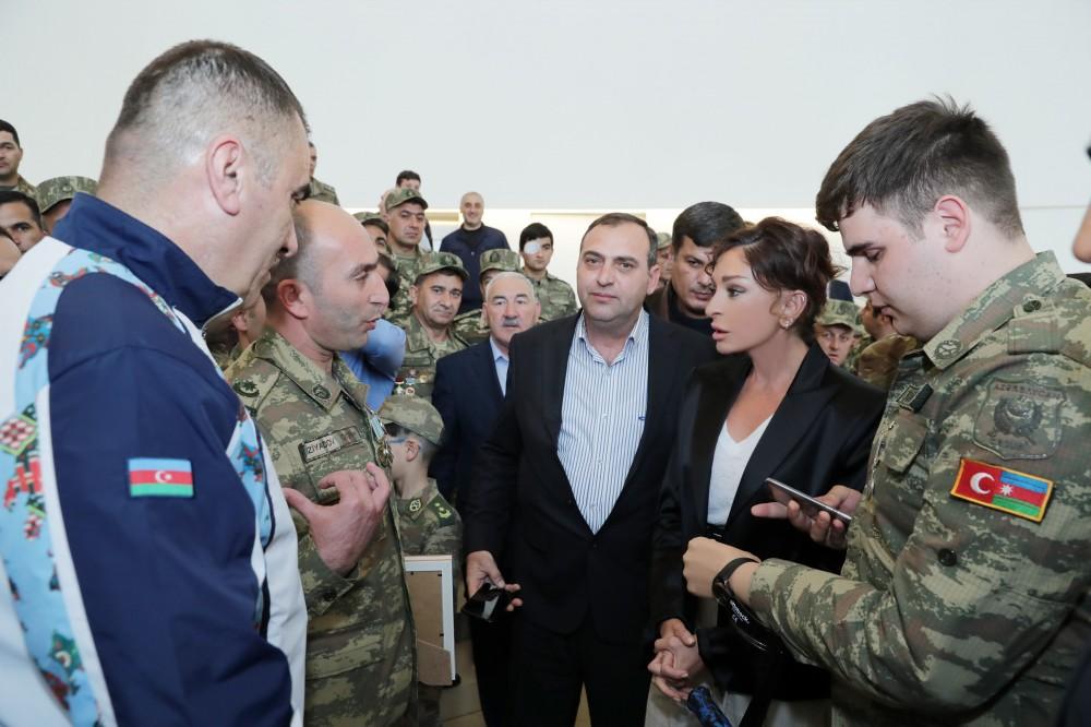Birinci vitse-prezident Mehriban Əliyeva Heydər Əliyev Fondu tərəfindən yüksək texnologiyalı protezlərlə təmin olunan hərbçilərlə görüşüb (FOTO) (YENİLƏNİB)